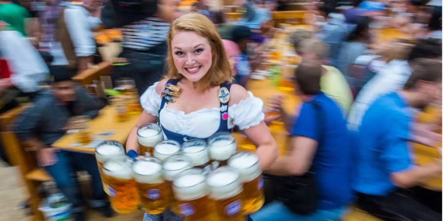 Damit auch reichlich Bier vorhanden ist, werden die Bierburgen schon jetzt aufgebaut.