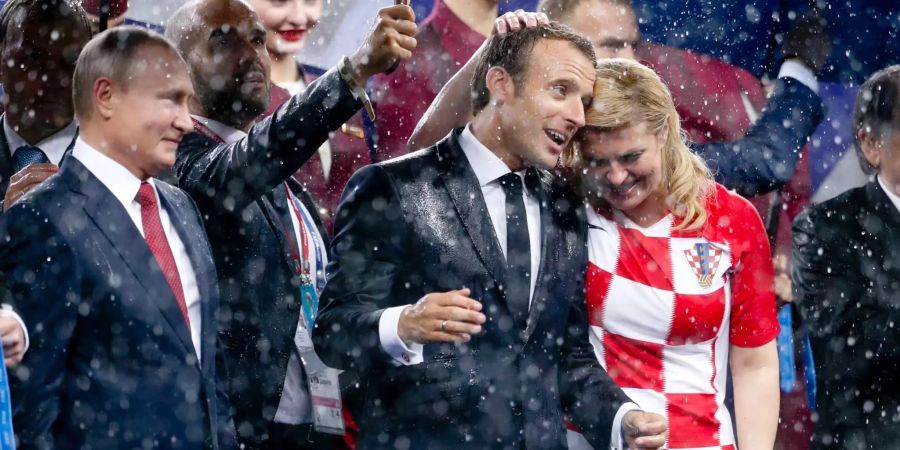 Emmanuel Macron und Kolinda Grabar-Kitarovic liessen sich vom Regen die Laune nicht verderben.