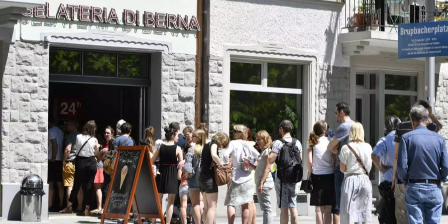 Dutzende Leute stehen Schlange: Bei Glacéverkäufern boomt das Geschäft.