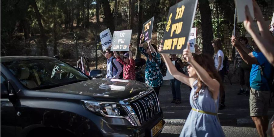 Israelische Demonstranten protestieren gegen den Besuch des ungarischen Ministerpräsidenten Viktor Orban.