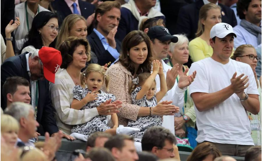 Immer wieder begleiten die beiden Mädchen Charlene und Myla ihre Mama Mirka an Federers Turniere.