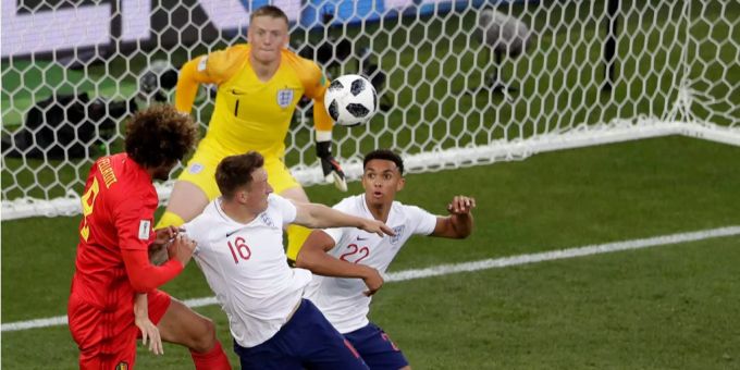 Wuschelkopf Fellaini bringt die englische Verteidigung immer wieder in Verlegenheit Wuschelkopf Fellaini bringt die englische Verteidigung immer wieder in Verlegenheit