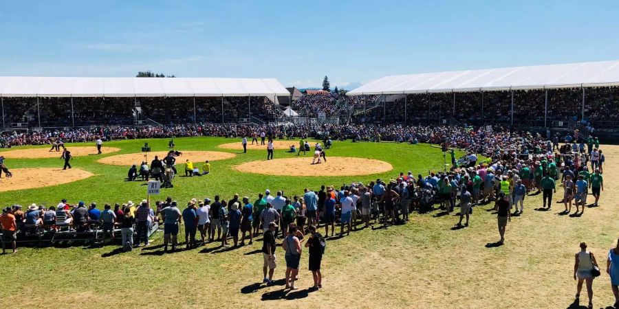 Bei schönstem Wetter verfolgen 12'000 Schwingfans das Bernisch Kantonale Schwingfest 2018 live vor Ort in Utzenstorf.