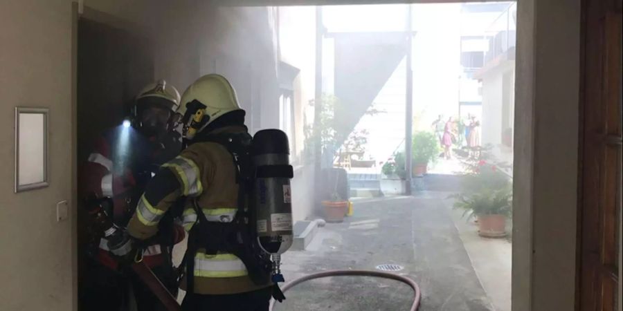 Ein Brandfall in der Küche erfordert einen Feuerwehreinsatz.