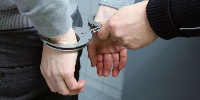 Zweimal wird der am Boden liegende geschockt. (Symbolbild) Taser