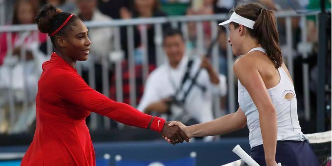 Serena Williams (links) gratuliert Johanna Konta zum klaren Sieg in San José. Serena Williams (links) gratuliert Johanna Konta zum klaren Sieg in San José.