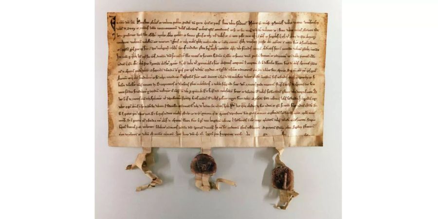 Der Bundesbrief: 1291 aufgesetzt und mit Siegeln von Uri, Schwyz und Unterwalden versehen. 600 Jahre später sollte das normale Landfriedensbündnisse zur Identitätsstiftung für eine ganze Nation werden.