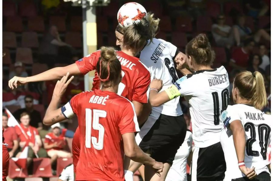 Frauen erleiden laut einer US-Studie beim Kopfball stärkere Hirnschäden als Männer.