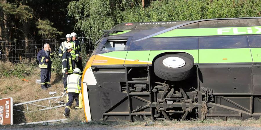 Ein Fernbus liegt im Strassengraben der Autobahn A19 Rostock-Berlin.