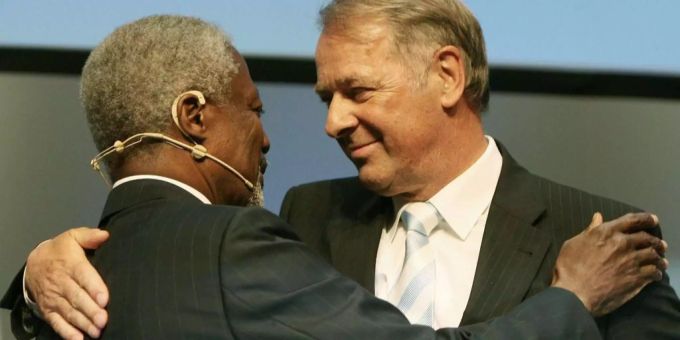 Kofi Annan, ehemaliger Uno Generalsekretär und Alt Bundesrat Adolf Ogi verabschieden sich am Swiss Economic Forum. Kofi Annan, ehemaliger Uno Generalsekretär und Alt Bundesrat Adolf Ogi verabschieden sich am Swiss Economic Forum.