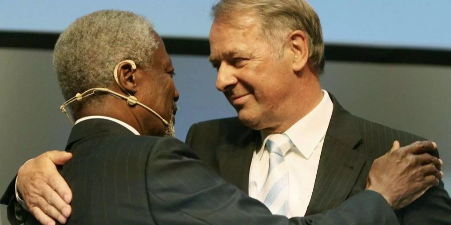 Kofi Annan, ehemaliger Uno Generalsekretär und Alt Bundesrat Adolf Ogi verabschieden sich am Swiss Economic Forum.