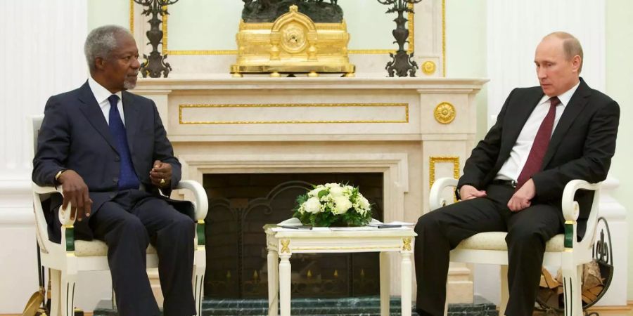 Russlands Präsident Wladimir Putin hört dem UN-Sondergesandten Kofi Annan zu während Gesprächen in Moskau zur Syrien-Krise 2012.