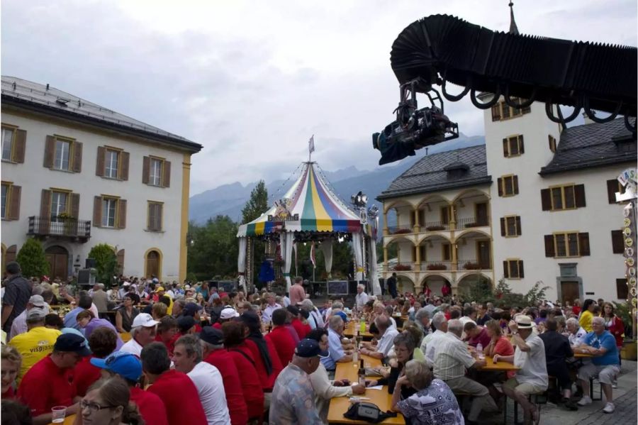 Viele Leute beim «Donnschtig-Jass» in Visp 2010 - Keystone