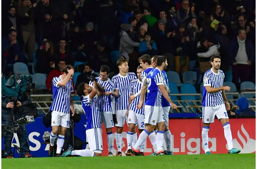 Vier Niederlagen in Folge wies Real Sociedad in der Primera Division zuletzt auf. Eine Reaktion am Wochenende war gefordert – und diese erbringen sie auch. Und wie. Mit 5:0 wird Deportivo La Coruna vom Platz geballert. Sociedad macht mit diesem Sieg einen grossen, wichtigen Schritt im Kampf um den Klassenerhalt.