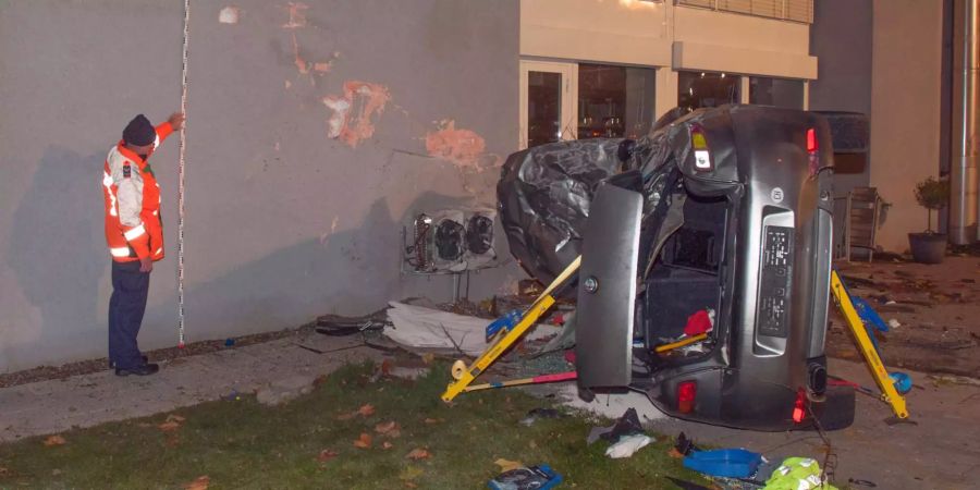Der Fahrer musste verletzt ins Spital gebracht werden.