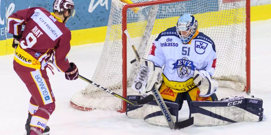 Servette-Stürmer Riat prüft Zugs Goalie Stephan.