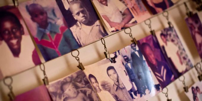 Dem Völkermord in Ruanda waren mindestens 800'000 Menschen zum Opfer gefallen, die meisten gehörten der Minderheit der Tutsi an. Dem Völkermord in Ruanda waren mindestens 800'000 Menschen zum Opfer gefallen, die meisten gehörten der Minderheit der Tutsi an.