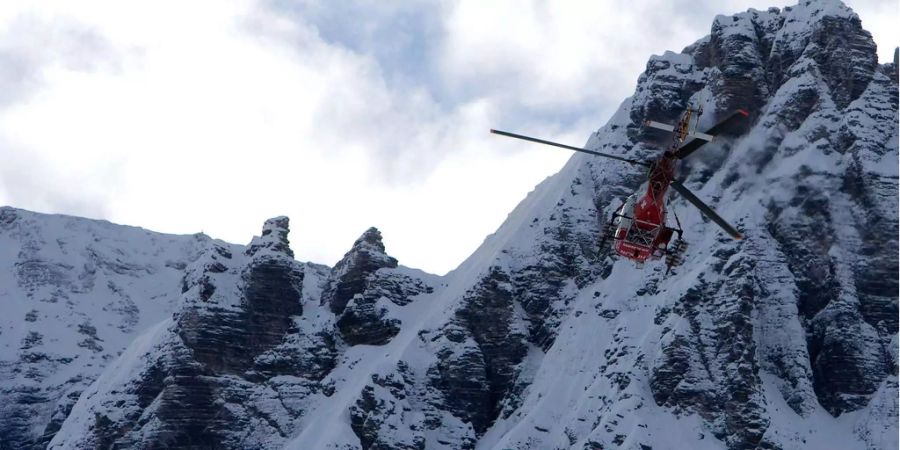 Eine 55-jährige Skifahrerin ist in einer Lawine verunglückt.