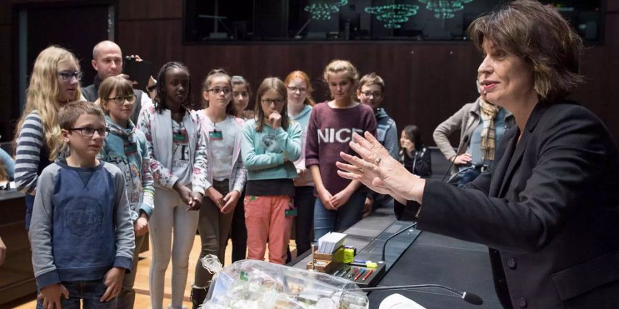 Bundespräsidentin Doris Leuthard, spricht zu einer Schulklasse aus Schüpfheim