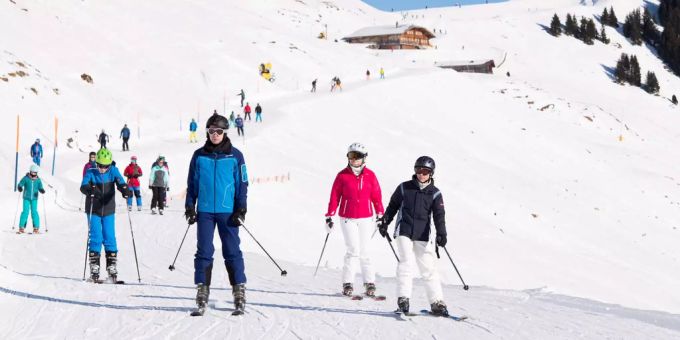 Menschen auf einer Skipiste. Skisaison