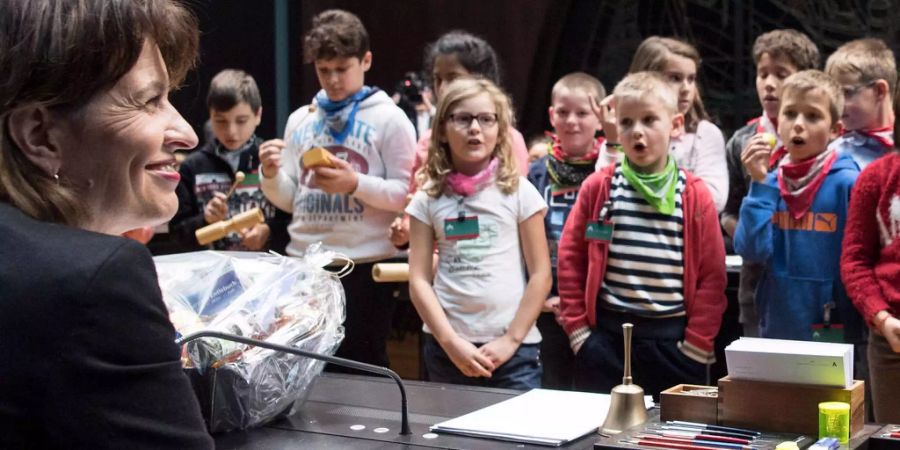 Im Gegenzug trugen die Schulkinder Lieder vor, …