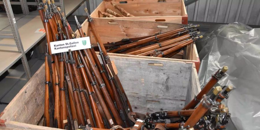 280 Waffen stellte die Polizei bei dem Mann zuhause sicher.