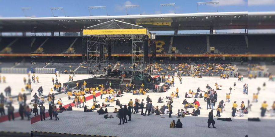 15 Uhr: Das Stadion beginnt sich zu füllen.