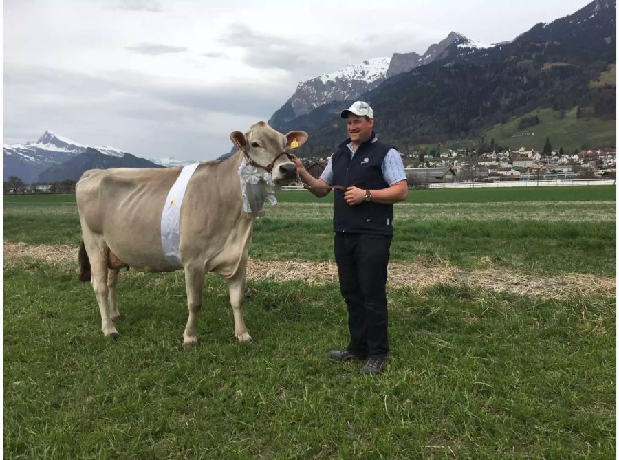 Sohn und Nachfolger des Landwirtschaftsbetriebes, Stefan Rietberger, präsentiert Silvia stolz vor der Kamera.