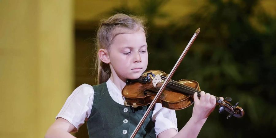 Siebenjährige spielt auf Mozarts Kindergeige für Chinas Präsidenten und dessen Frau.