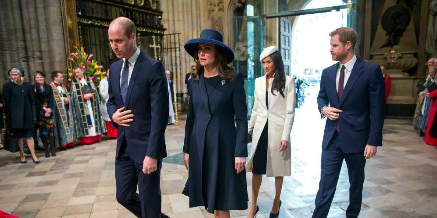 Erstmals hat US-Schauspielerin Meghan Markle (36) gemeinsam mit Königin Elizabeth II. (91) einen offiziellen Termin wahrgenommen. Mit dabei waren auch Prinz Harry sowie Prinz Charles und Camilla, Prinz William und Kate und weitere Mitglieder der Königsfamilie.