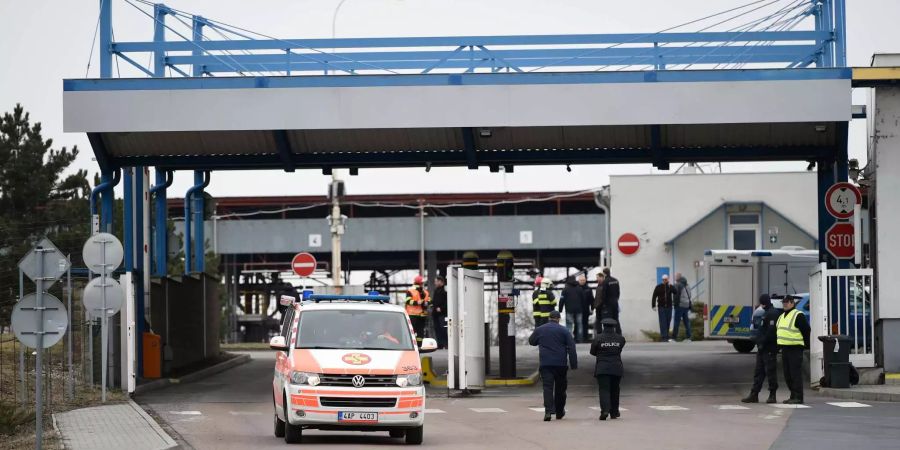 Die Polizei sichert das Gelände der Chemiefabrik nach der Explosion ab.