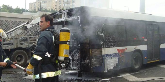 Der Bus wurde mit einer Art Molotowcocktail angezündet. (Symbolbild) Der Bus wurde mit einer Art Molotowcocktail angezündet. (Symbolbild)