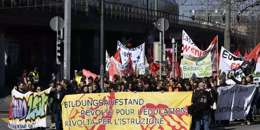 Demonstration gegen Bildungsabbau in Bern.