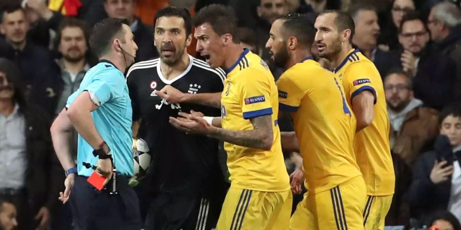 Schiedsrichter Michael Oliver zückt die rote Karte gegen Gianluigi Buffon.