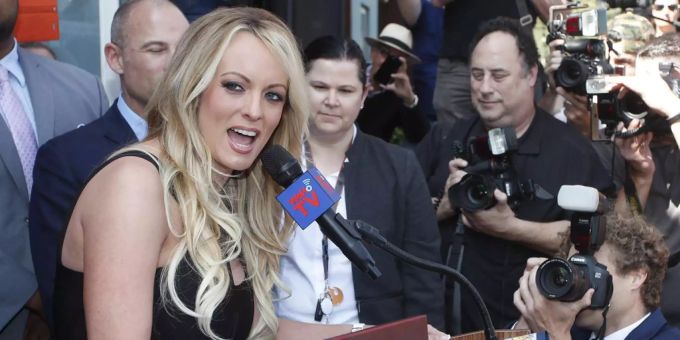 Sie befindet sich seit Monaten in einer Schlammschlacht mit Donald Trump: Pornodarstellerin Stormy Daniels. donald trump