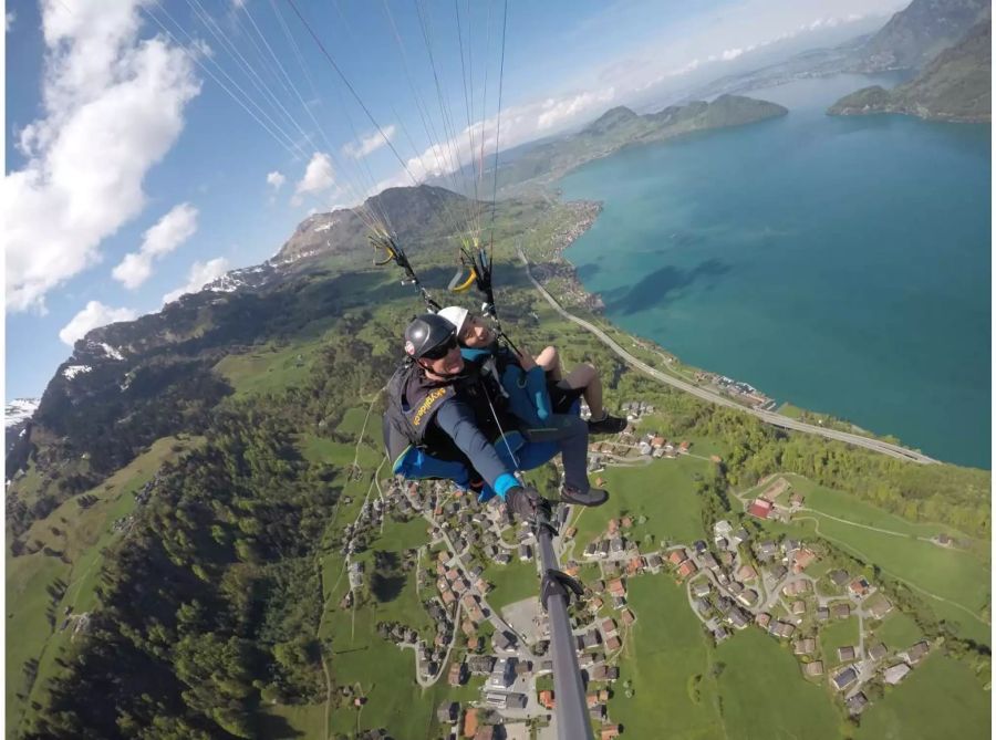 Dani fliegt mit Gästen aus allen Ländern im Tandem.