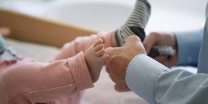Im Kanton Zürich wird der Vaterschaftsurlaub für Staatsangestellte nicht verlängert. vaterschaftsurlaub