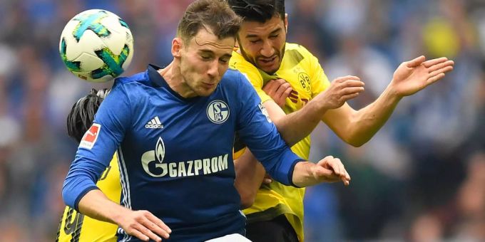 Schalke's Leon Goretzka im Kopfballduell mit Dortmund's Nuri Sahin. Schalke's Leon Goretzka im Kopfballduell mit Dortmund's Nuri Sahin.