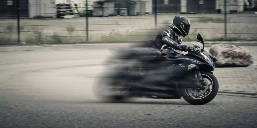 Der Motorradfahrer war um 77 km/h zu schnell.