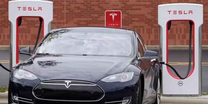 Ein Tesla-Auto wird an Elektro-Tanksäulen geladen. Tesla tanksäulen
