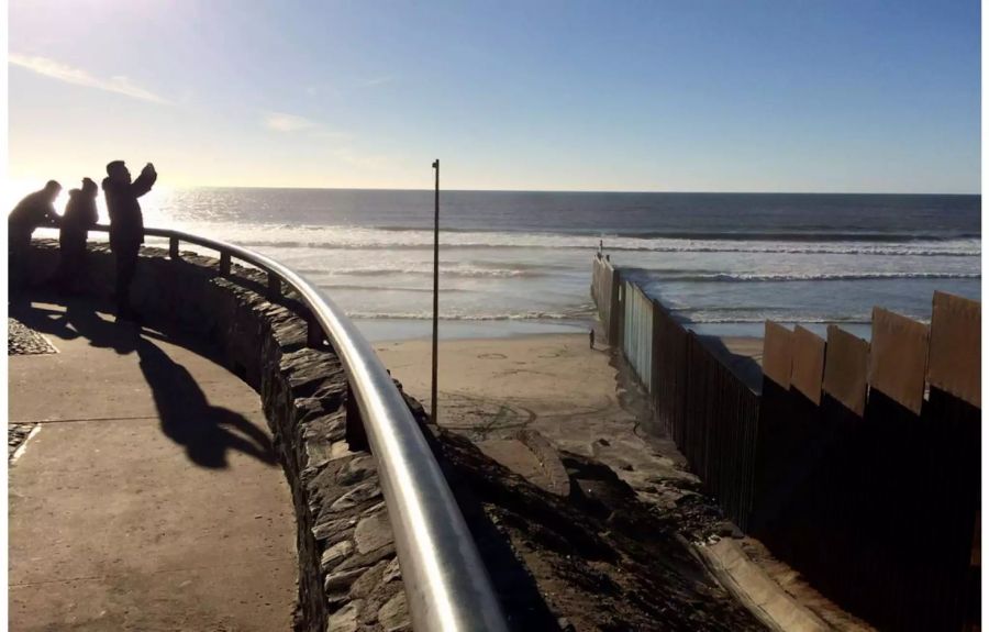 Es ist noch keine meterhohe Mauer, aber einen Grenzzaun zwischen Mexiko (Tijuana) und den USA (San Diego) gibt es schon.