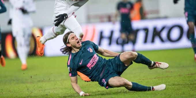 Atlético Madrids Filipe Luis verletzte sich in einem Zweikampf und musste mit der Bahre vom Platz getragen werden. Atlético Madrids Filipe Luis verletzte sich in einem Zweikampf und musste mit der Bahre vom Platz getragen werden.