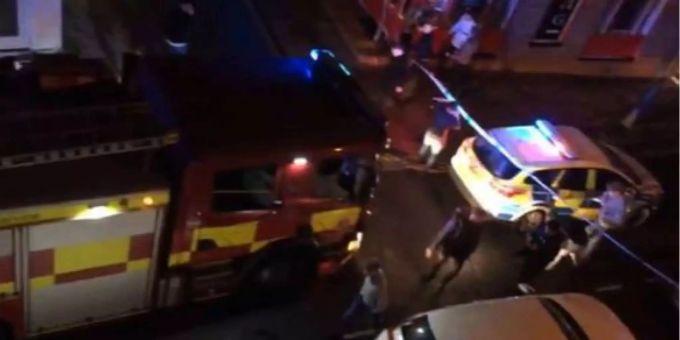 Mindestens 13 Menschen werden verletzt. Mindestens 13 Menschen werden verletzt.