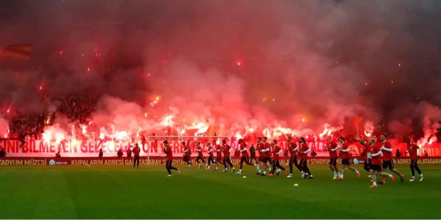 Fans feuern beim Abschlusstraining von Galatasaray Leuchtpetarden ab.