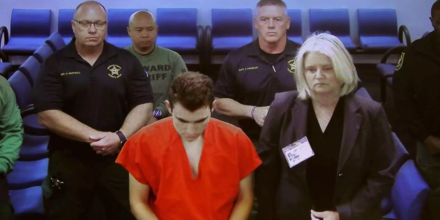 Der 19-jährige Cruz hat an seiner ehemaligen Schule, der Marjory Stoneman Douglas High School in Parkland, Florida, am 14.02.2018 mit einer halbautomatischen Waffe zahlreiche Menschen getötet und verletzt.