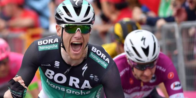 Sam Bennett freute sich sichtlich über seinen zweiten Etappensieg in Imola. Sam Bennett freute sich sichtlich über seinen zweiten Etappensieg in Imola.