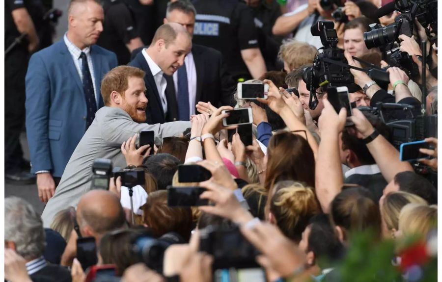 Am frühen Freitagabend tauchten die beiden Prinzen Harry und William vor Fans auf.