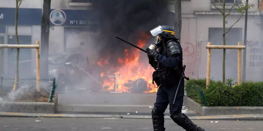 Schwere Ausschreitungen überschatten die Pariser Gewerkschafts-Demonstrationen zum 1. Mai.