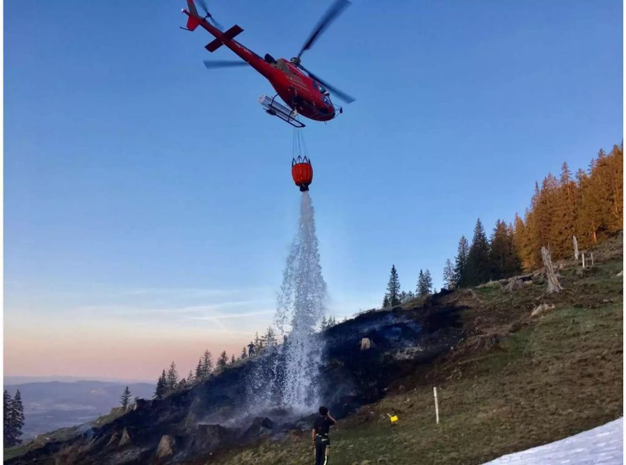 Um den Brand zu löschen, führte ein Helikopter Wasser vom Gantrischsee nach Blumenstein.