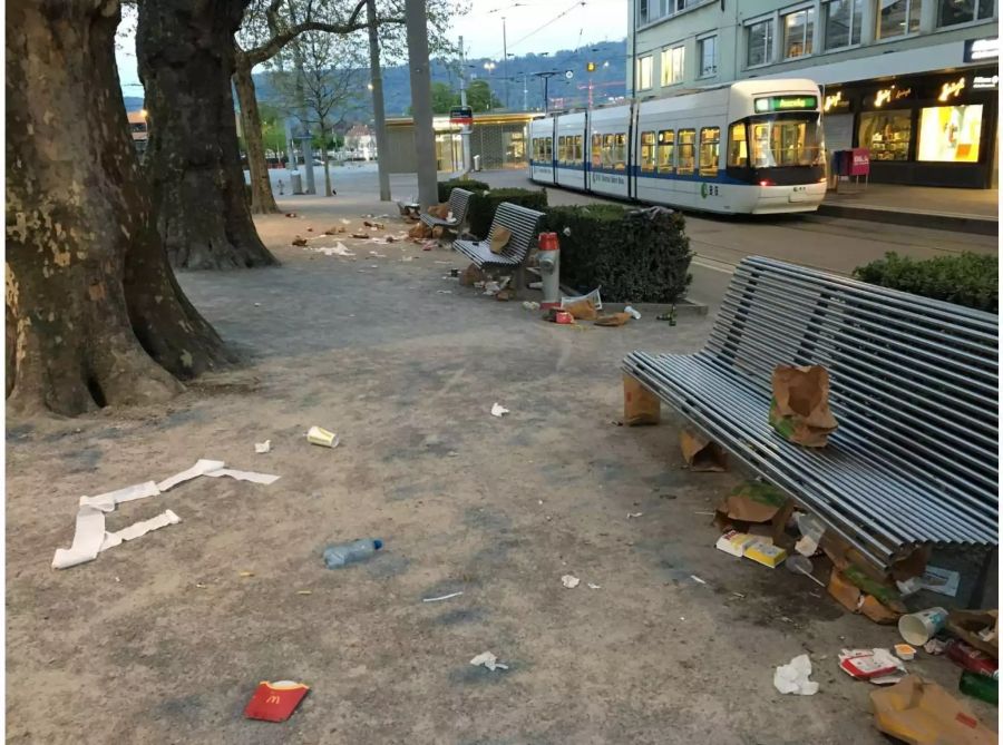 Morgens um 6 Uhr am Zürcher Bahnhof Stadelhofen: Kunden eines Fast-Food-Riesen lassen ihren Abfall einfach liegen.